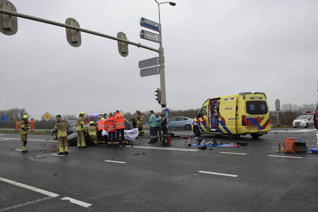 Persoon bekneld na verkeersongeval