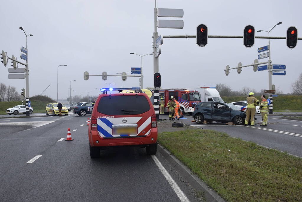 Persoon bekneld na verkeersongeval