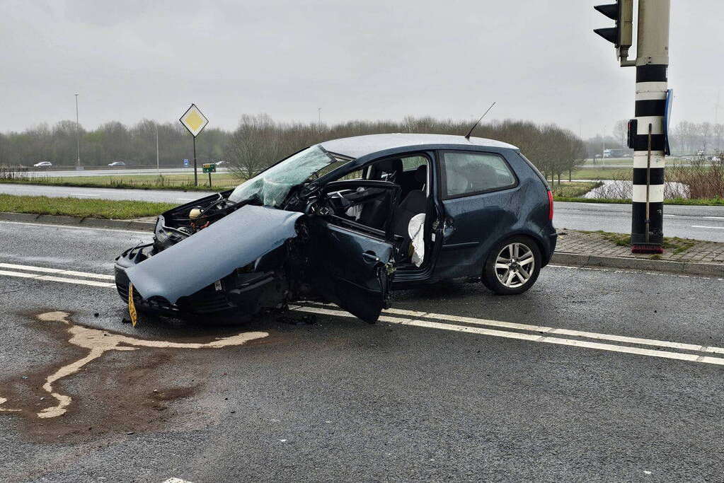 Persoon bekneld na verkeersongeval