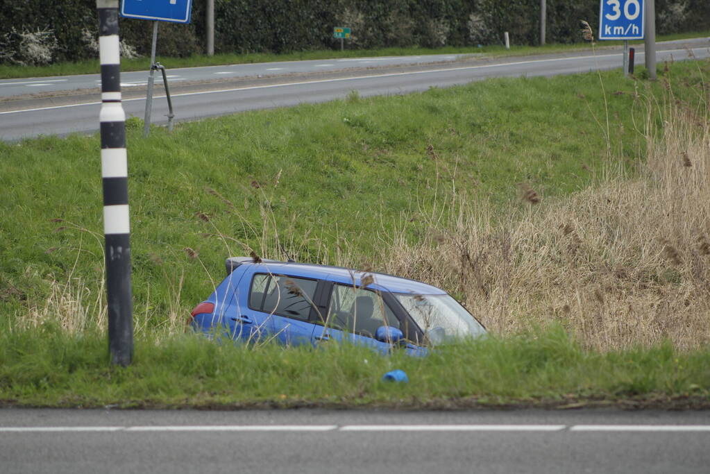 Auto belandt in het water