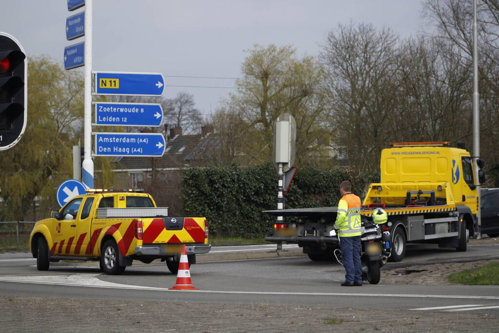 Auto belandt in het water