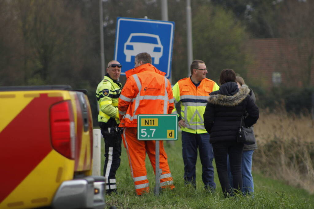 Auto belandt in het water