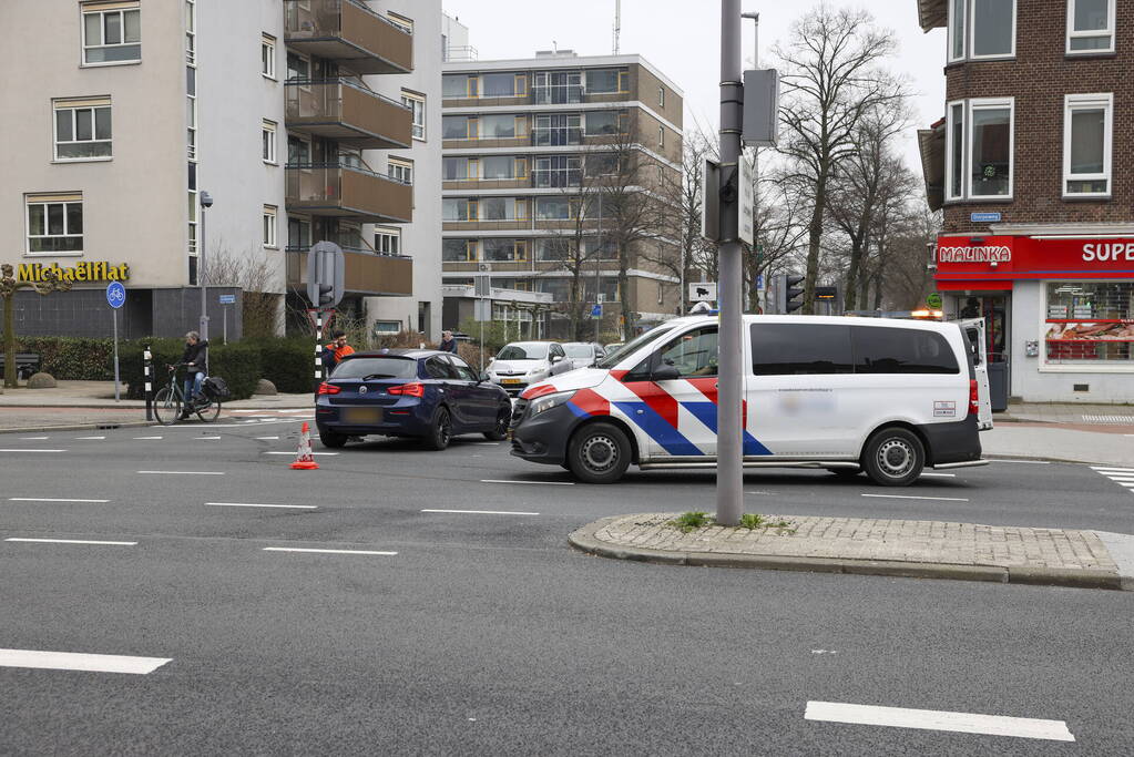 Ongeval tussen bezorgbus en personenauto