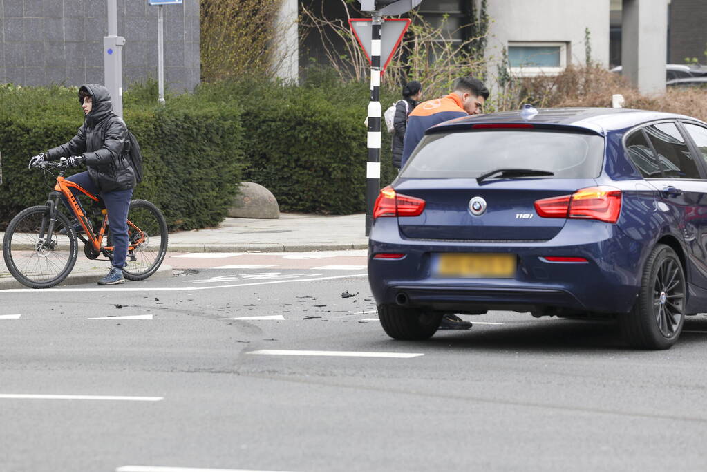 Ongeval tussen bezorgbus en personenauto