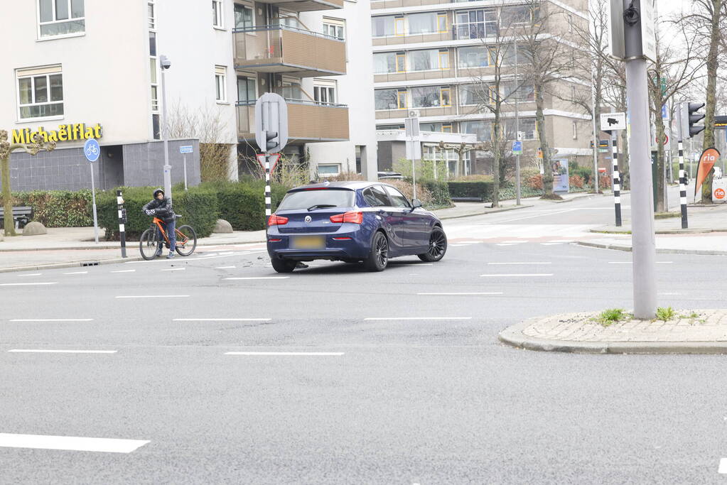 Ongeval tussen bezorgbus en personenauto