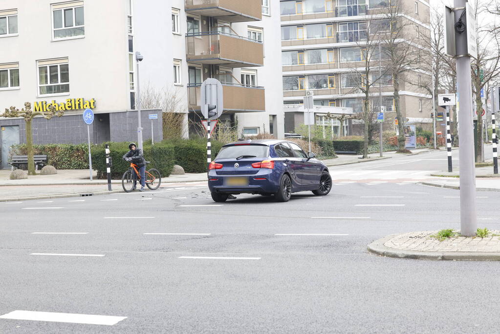 Ongeval tussen bezorgbus en personenauto