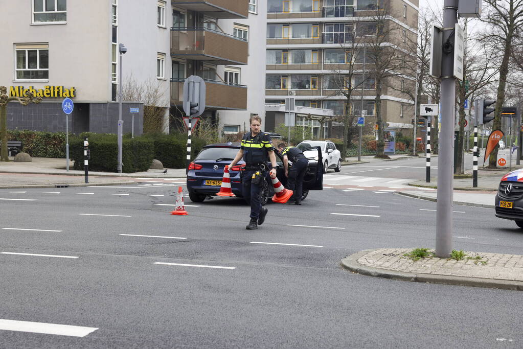 Ongeval tussen bezorgbus en personenauto