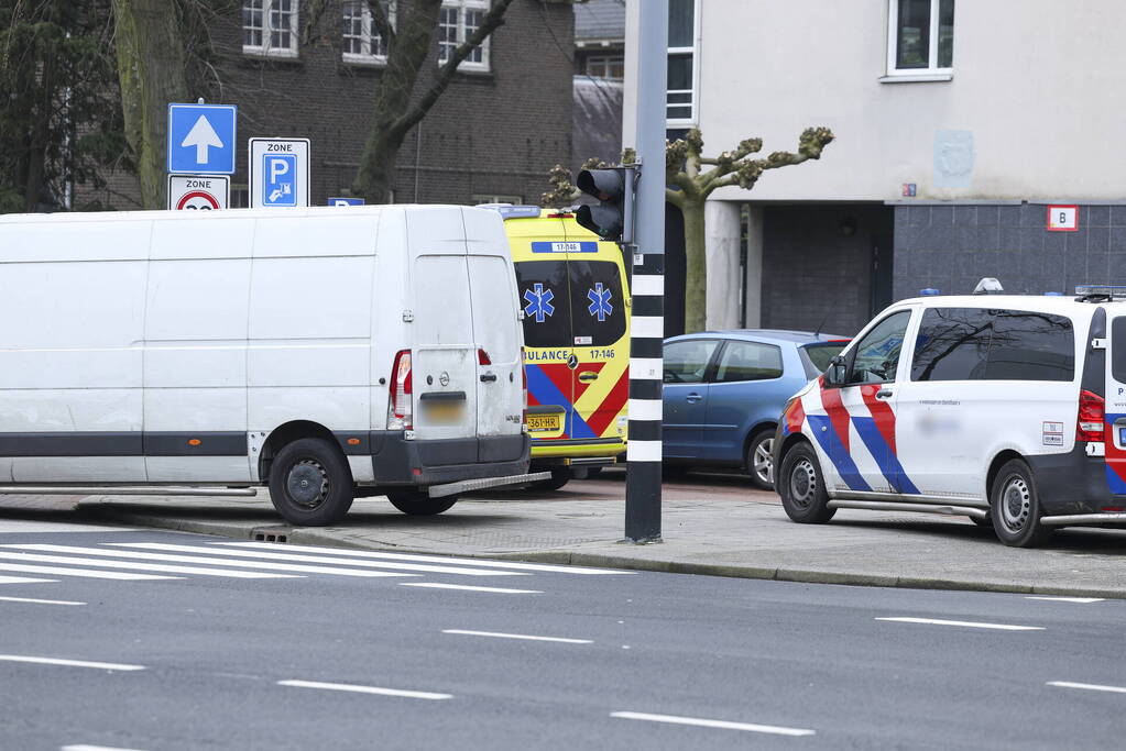 Ongeval tussen bezorgbus en personenauto