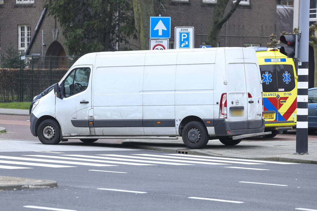 Ongeval tussen bezorgbus en personenauto