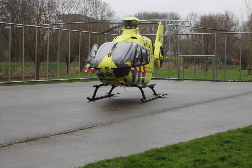 Traumahelikopter landt voor medische noodsituatie