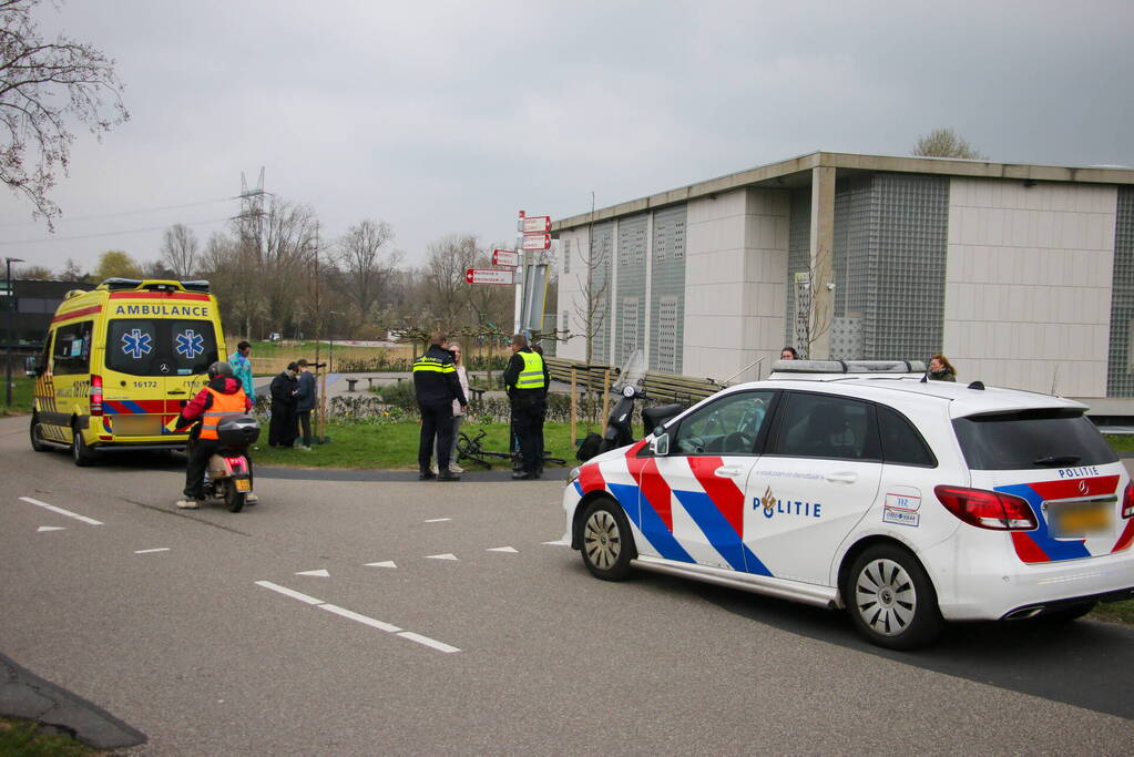 Gewonde bij ongeval tussen fietser en scooterrijder