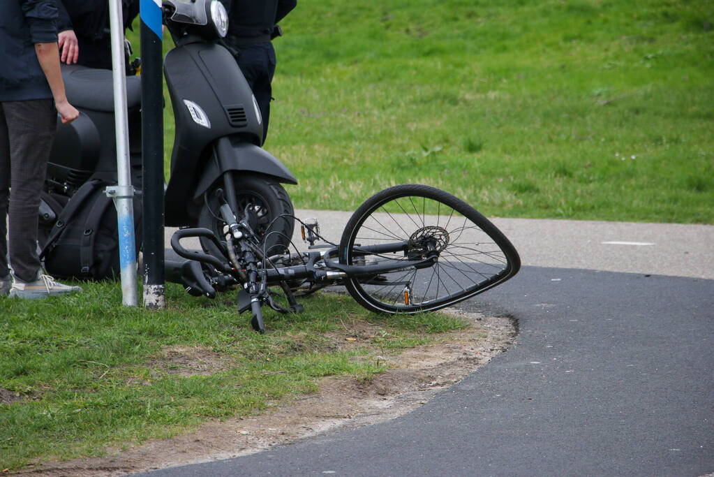 Gewonde bij ongeval tussen fietser en scooterrijder