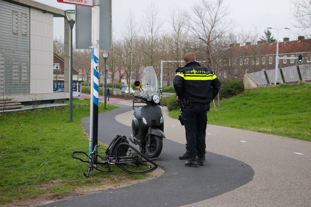 Gewonde bij ongeval tussen fietser en scooterrijder