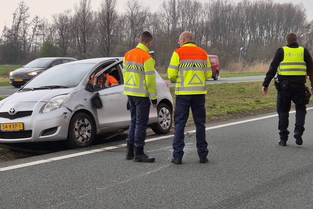 Auto op zijn kant na ongeval met vrachtwagen