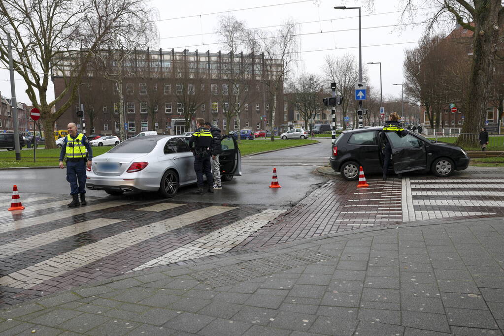 Kinderen behandeld in ambulance na botsing tussen taxi en auto