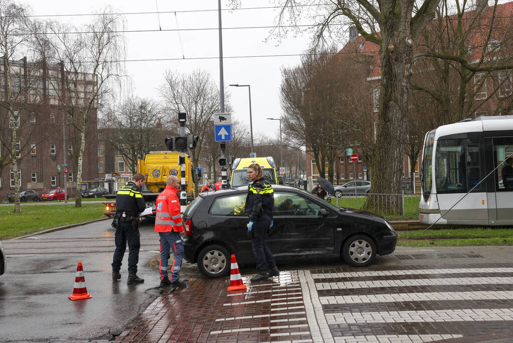 Kinderen behandeld in ambulance na botsing tussen taxi en auto