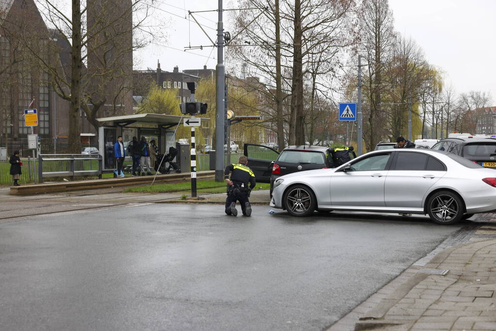 Kinderen behandeld in ambulance na botsing tussen taxi en auto