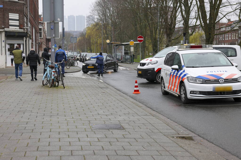 Kinderen behandeld in ambulance na botsing tussen taxi en auto