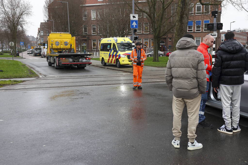 Kinderen behandeld in ambulance na botsing tussen taxi en auto