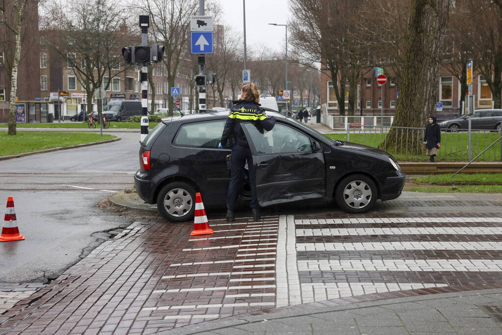 Kinderen behandeld in ambulance na botsing tussen taxi en auto