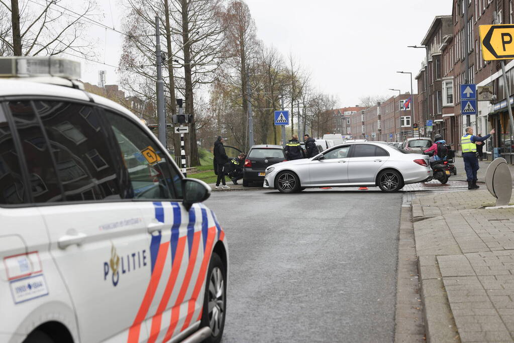 Kinderen behandeld in ambulance na botsing tussen taxi en auto