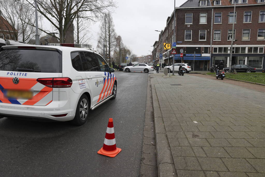 Kinderen behandeld in ambulance na botsing tussen taxi en auto