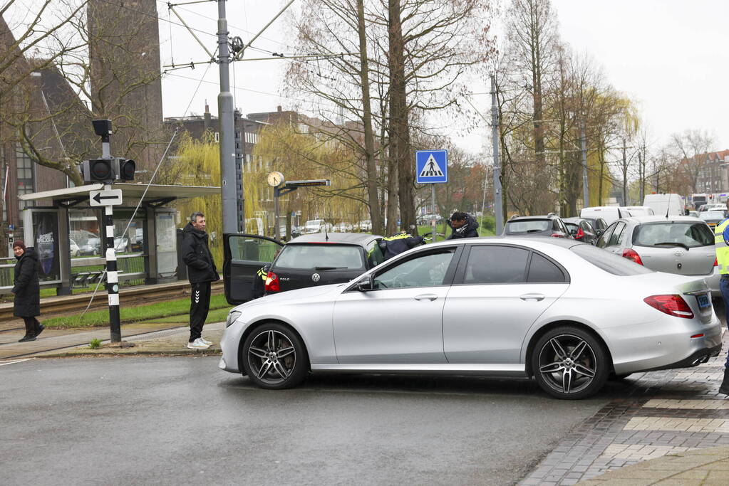 Kinderen behandeld in ambulance na botsing tussen taxi en auto