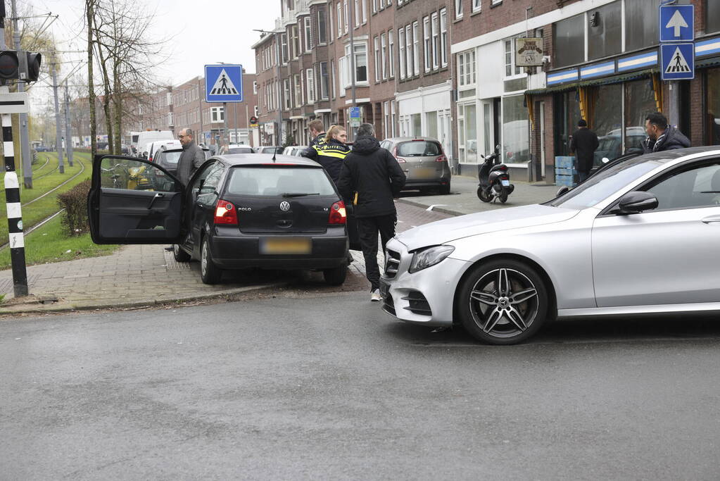 Kinderen behandeld in ambulance na botsing tussen taxi en auto