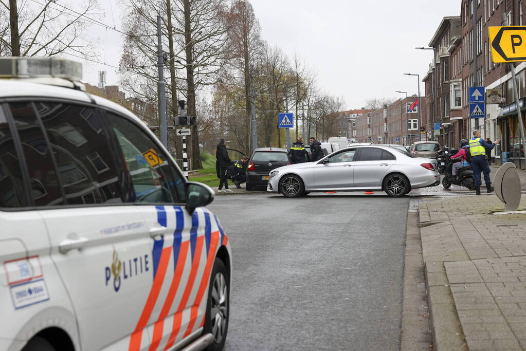 Kinderen behandeld in ambulance na botsing tussen taxi en auto