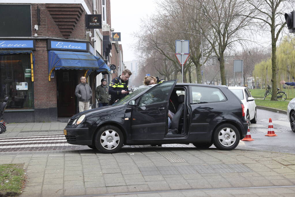 Kinderen behandeld in ambulance na botsing tussen taxi en auto