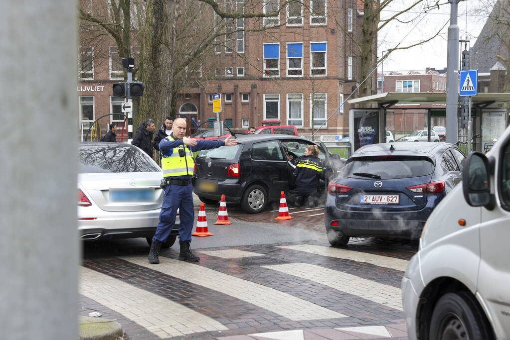 Kinderen behandeld in ambulance na botsing tussen taxi en auto