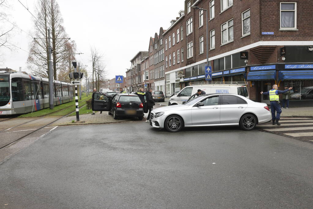 Kinderen behandeld in ambulance na botsing tussen taxi en auto