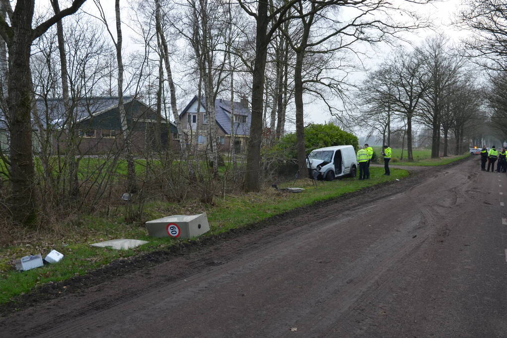 Bestuurder ernstig gewond bij botsing met boom