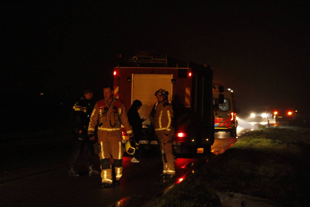 Auto belandt in sloot, vrouw gewond naar ziekenhuis