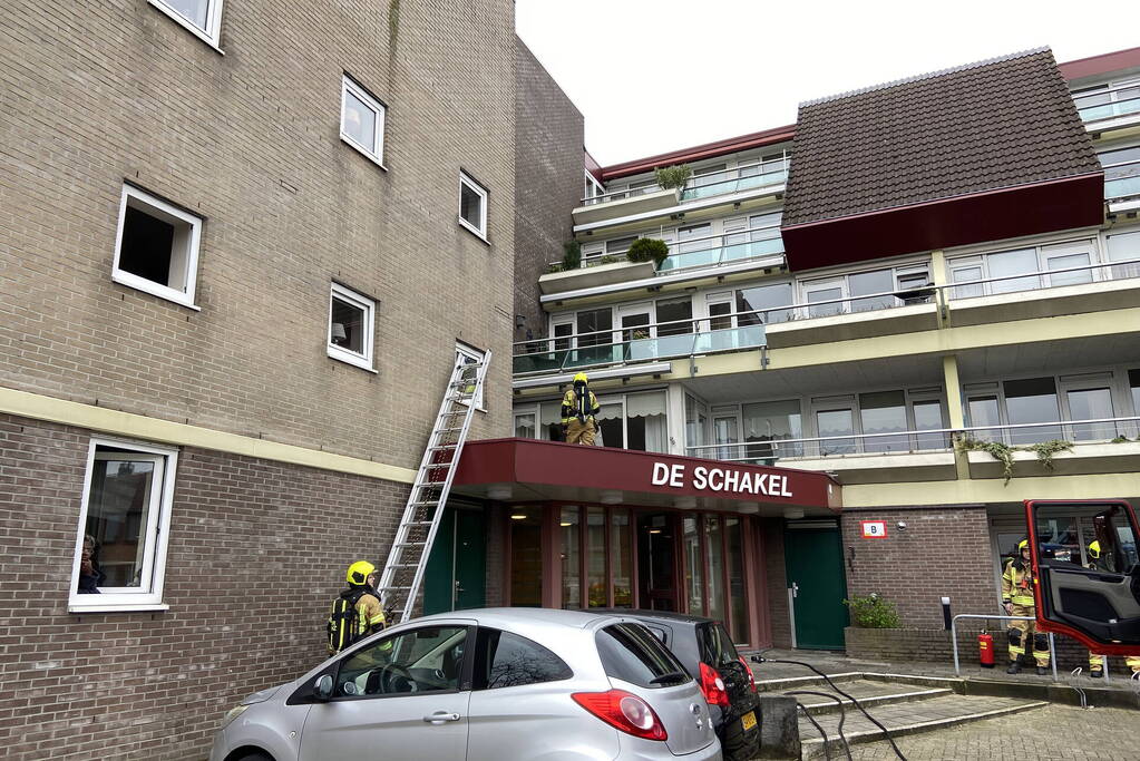 Brand op dak snel onder controle