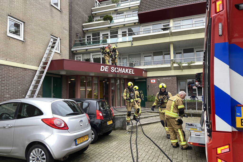 Brand op dak snel onder controle