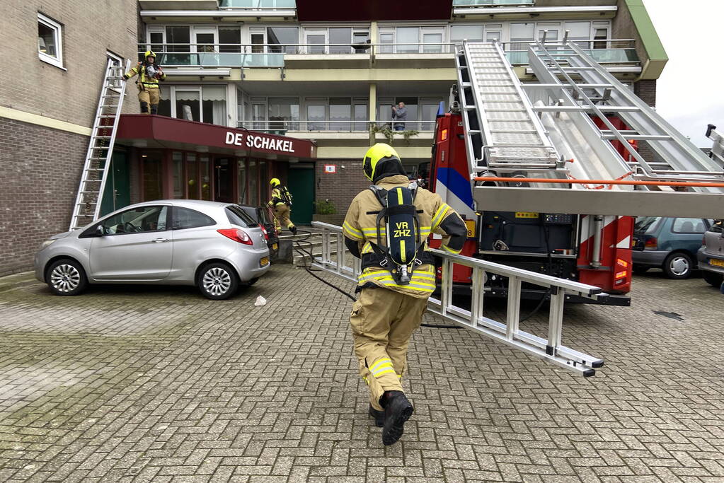 Brand op dak snel onder controle