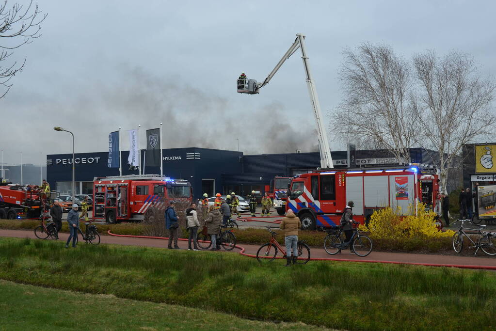 Uitslaande brand bij Peugeot autobedrijf