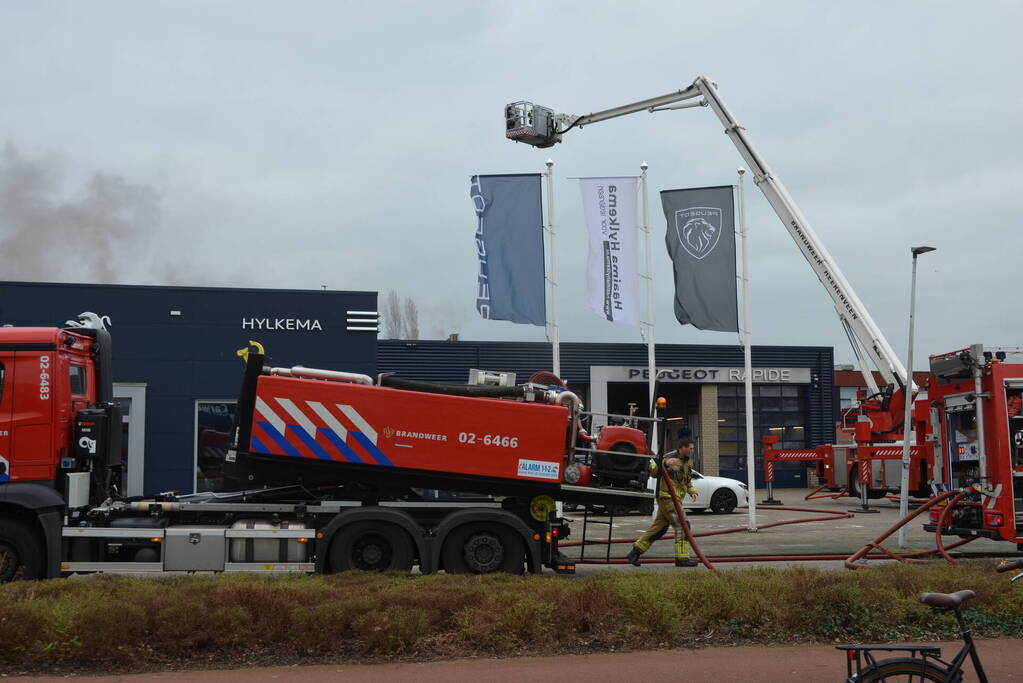 Uitslaande brand bij Peugeot autobedrijf