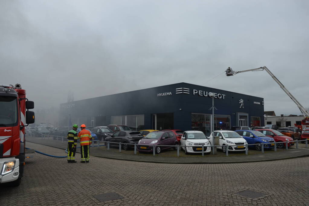 Uitslaande brand bij Peugeot autobedrijf