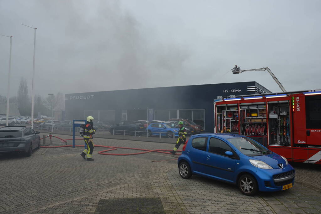 Uitslaande brand bij Peugeot autobedrijf