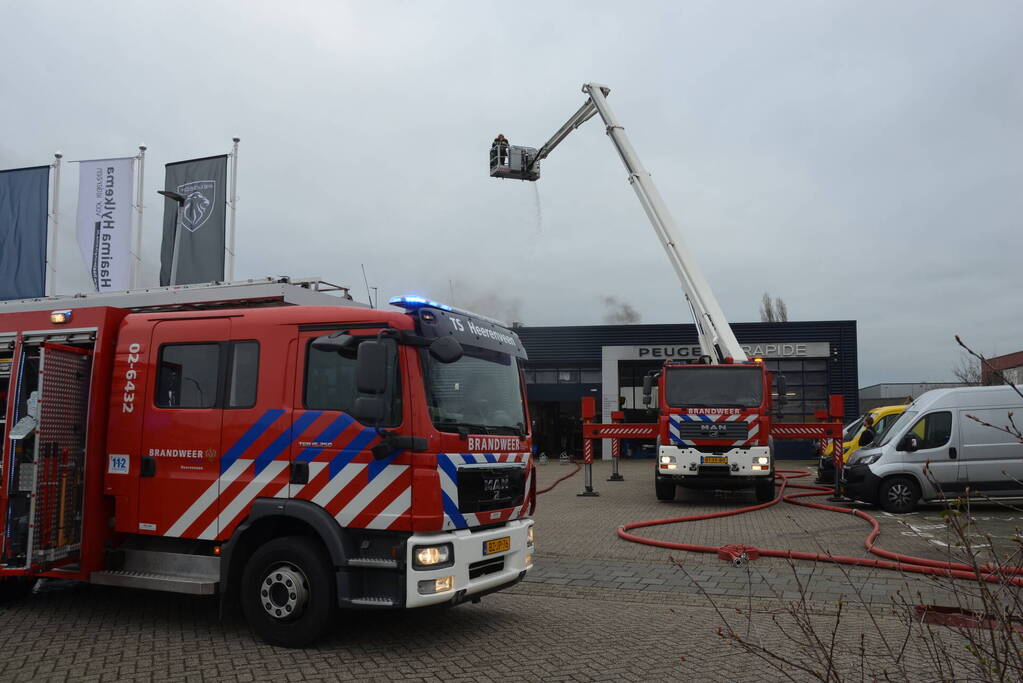 Uitslaande brand bij Peugeot autobedrijf