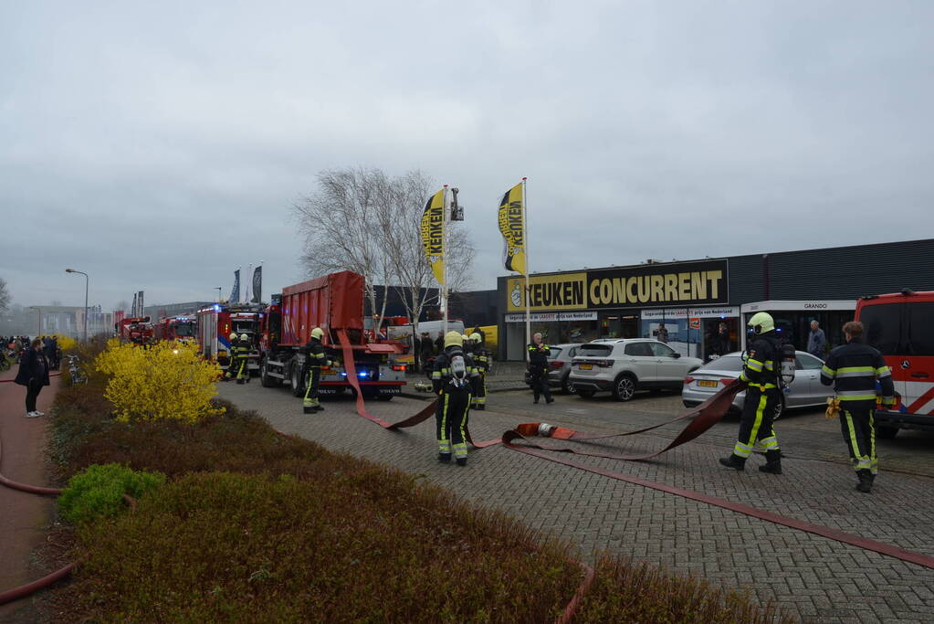 Uitslaande brand bij Peugeot autobedrijf