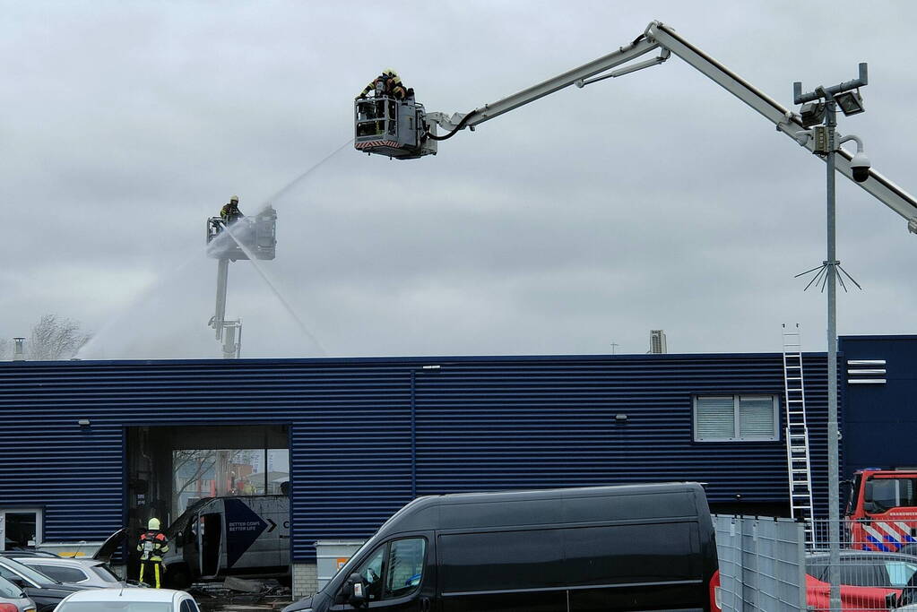 Uitslaande brand bij Peugeot autobedrijf