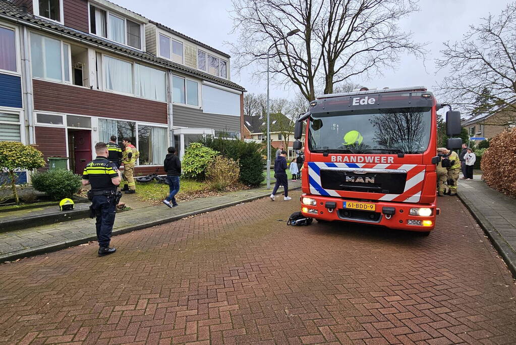 Brandweer blust brand in keuken