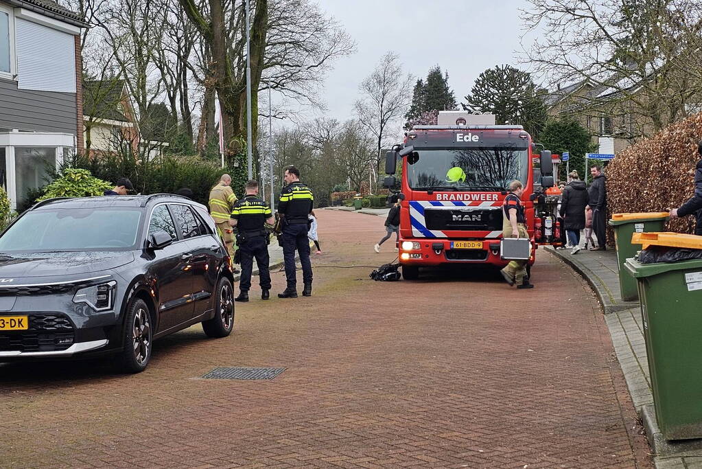 Brandweer blust brand in keuken