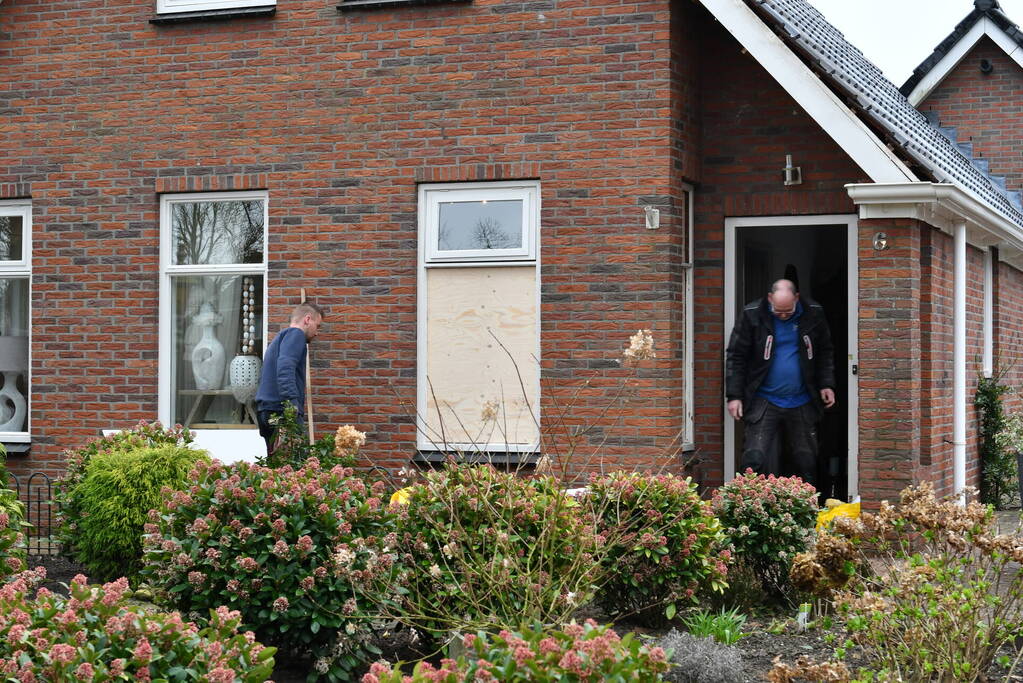 Schade na explosie bij woning