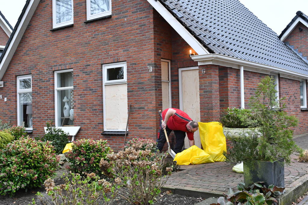 Schade na explosie bij woning