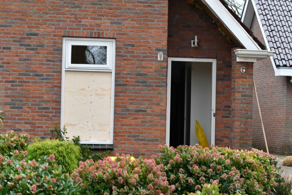 Schade na explosie bij woning