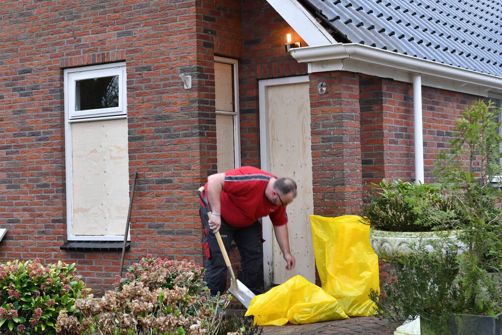 Schade na explosie bij woning